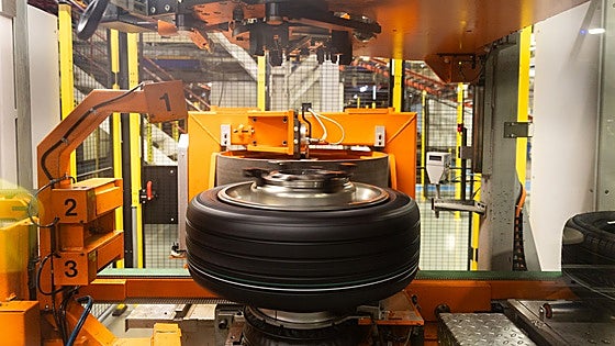 El desafío de fabricar neumáticos cada 18 segundos en la planta de Michelin en Vitoria