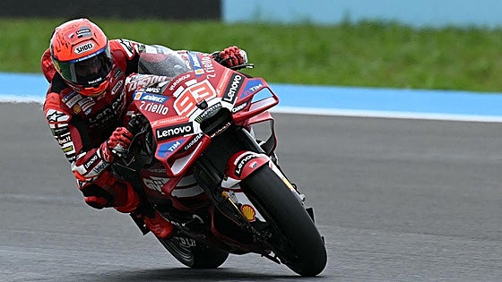 Zarco aprovecha la lluvia para liderar en Brasil por delante de Márquez