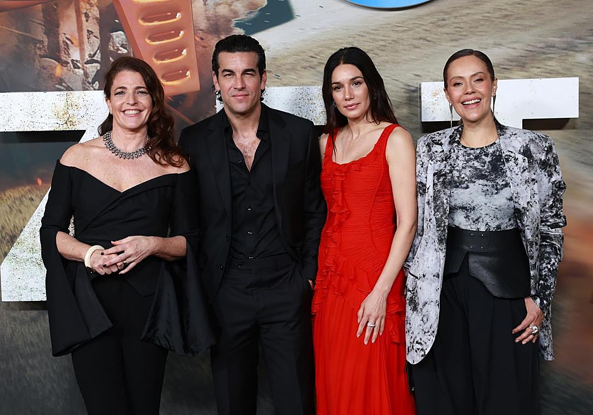 Nora Navas, Mario Casas, Mariela Garriga y Cristina Umaña durante el estreno de 'Zeta'