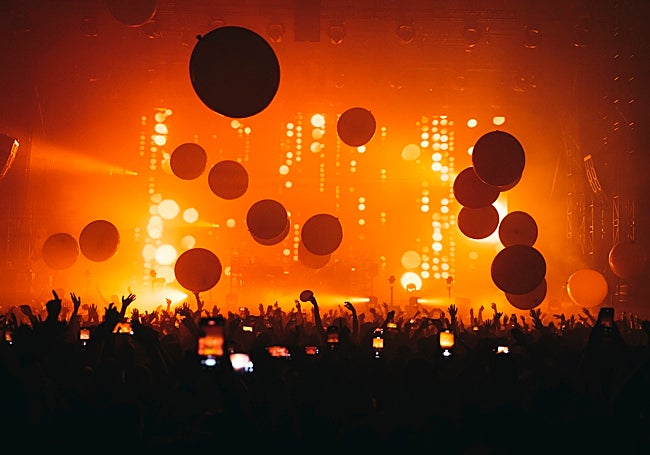 Fira de Hospitalet'in ana katında geceleri bir Sónar konseri.