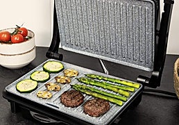 La parrilla eléctrica Rock'nGrill Rapid de Cecotec conquistará tu cocina con platos rápidos y sin complicaciones