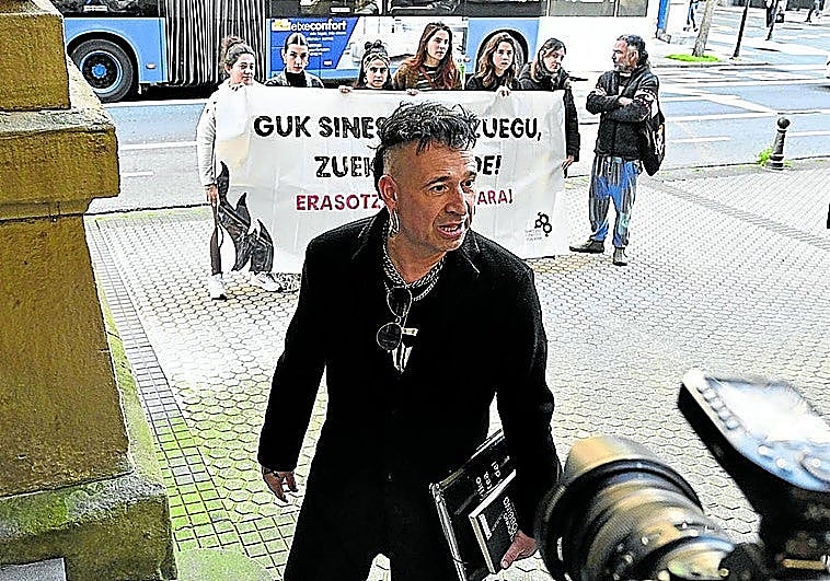 El profesor investigado en Irún ofrecía «10 euros por besos o comprarles cosas»