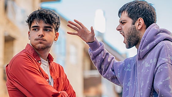 Cómo sobrevivir a un amigo 'talibán': no tienes por qué cortar con él... Hay maneras de que la relación funcione