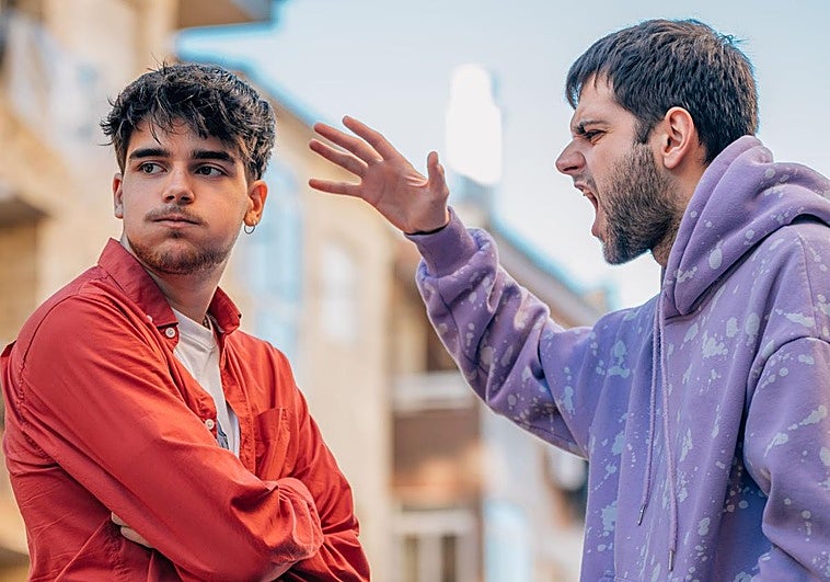 Cómo sobrevivir a un amigo 'talibán': no tienes por qué cortar con él... Hay maneras de que la relación funcione