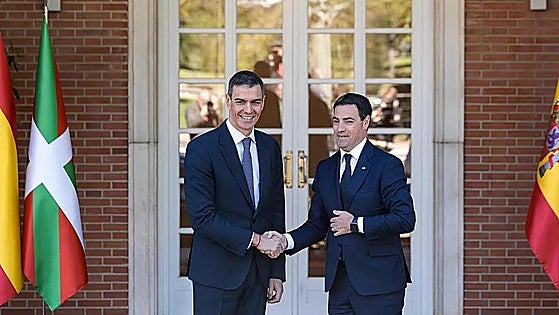 Pradales pacta con Sánchez la prohibición «total» de armas blancas y facilitar que se meta en prisión a los reincidentes