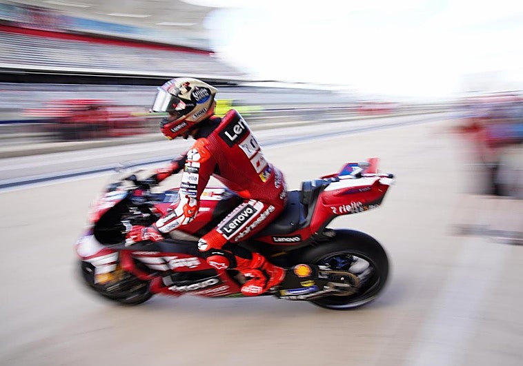 Marc Márquez pasa del susto de la mañana a liderar por la tarde