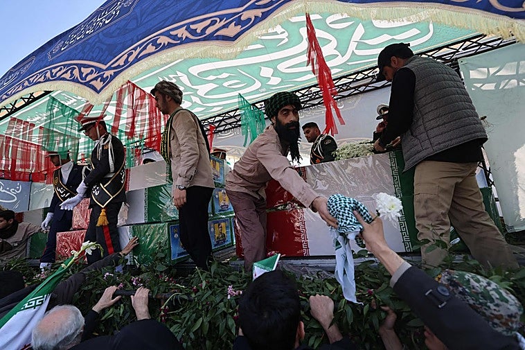 Irán recluta a niños de 12 años para patrullar las calles de Teherán