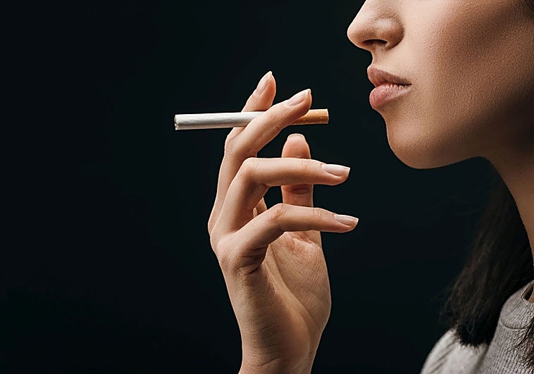 «Solo fumo cuando salgo»: por qué el cigarrillo ocasional es más peligroso de lo que crees (y cómo dejarlo)