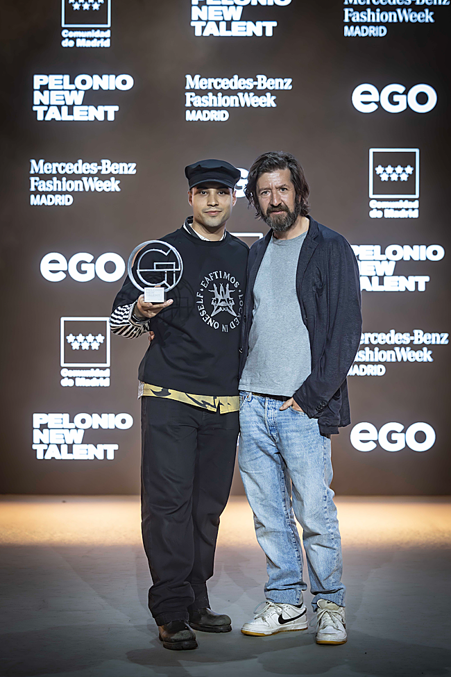 Erik Bruccia, creador de Eaftimos, con el Premio Pelonio New Talent, y Andrés Aberasturi, creador y comisario de EGO.