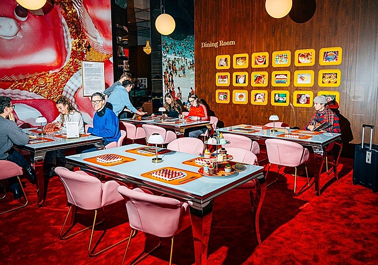 El legado del fotógrafo Martin Parr se aloja en un resort ‘todo incluido’