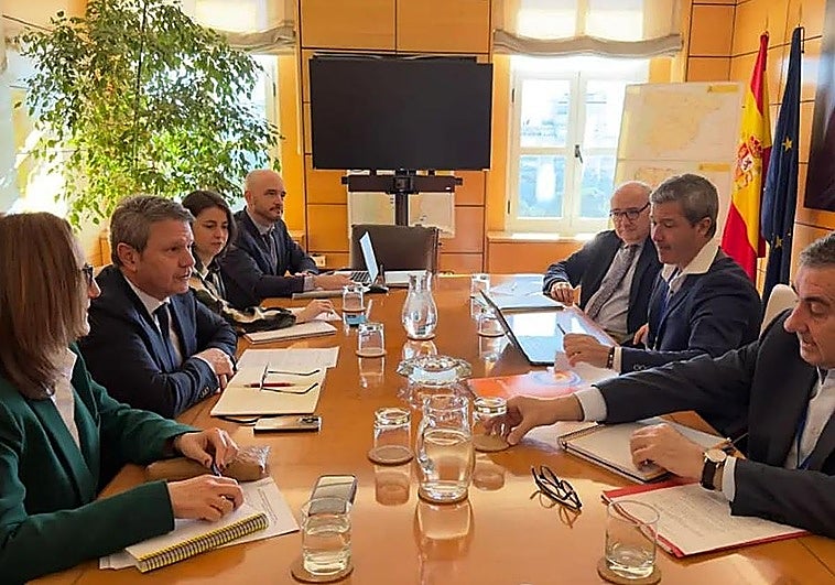 Los transportistas arrancan a Puente un real decreto con medidas específicas para el sector