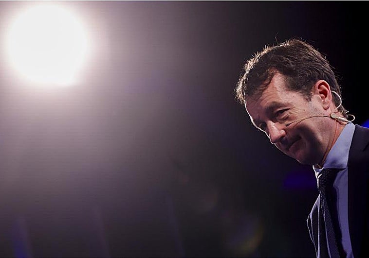 Ángel Escribano dimitirá esta tarde como presidente de Indra tras las presiones del Gobierno