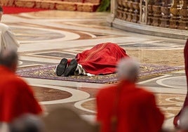 Papa León XIV realiza el 'Lavatorio de los Pies' durante la misa de la Cena del Señor en la archibasílica de San Juan de Letrán en Roma.
