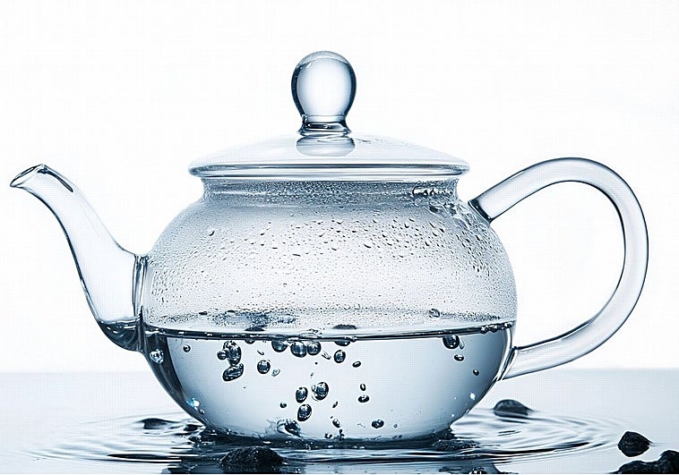 La nueva moda de TikTok de beber agua caliente en ayunas: lo que la ciencia dice (y lo que no)