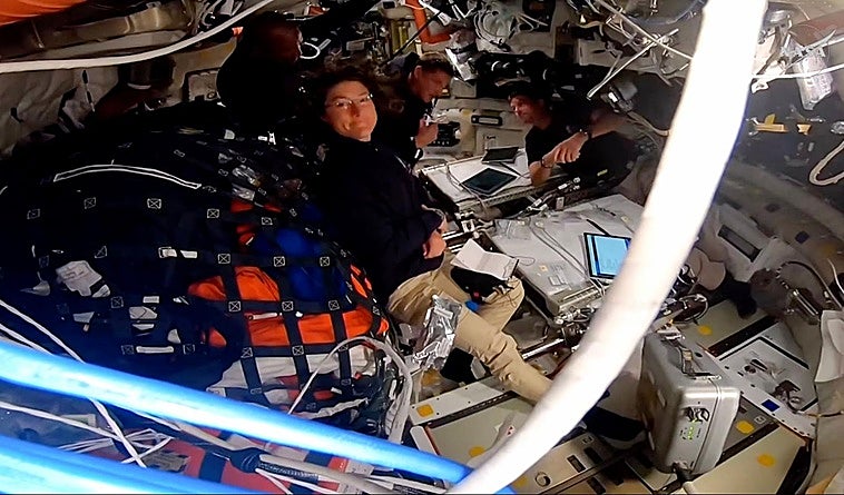 Orión alcanza la cara oculta de la Luna tras culminar el viaje más lejano jamás hecho y ya está camino de la Tierra