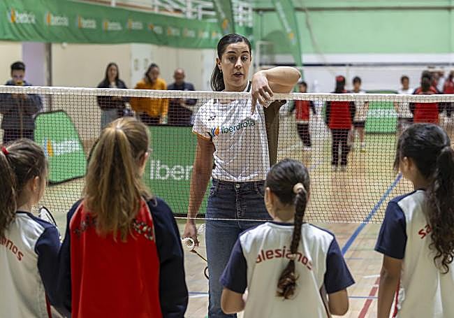 Carolina MArín da instrucciones a varias niñas durante el clinic.