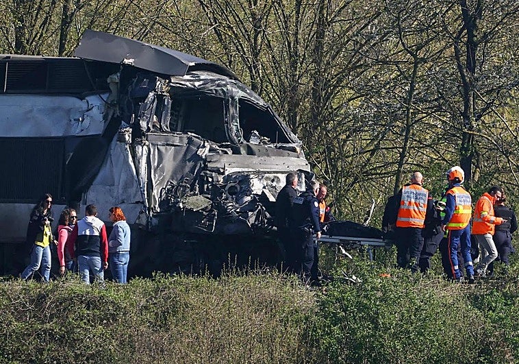 Al menos un muerto y quince heridos al chocar un tren de alta velocidad y un camión en Francia