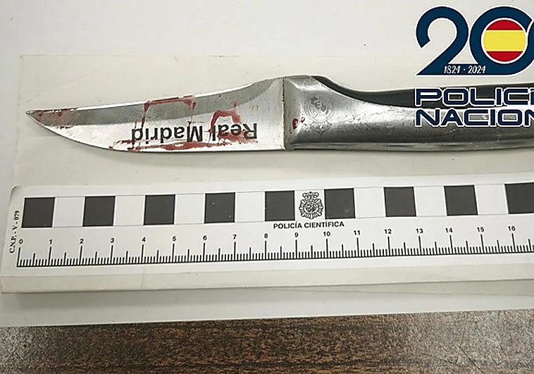 Raja la cara a un hombre por afearle que golpeara coches y mobiliario urbano en Málaga