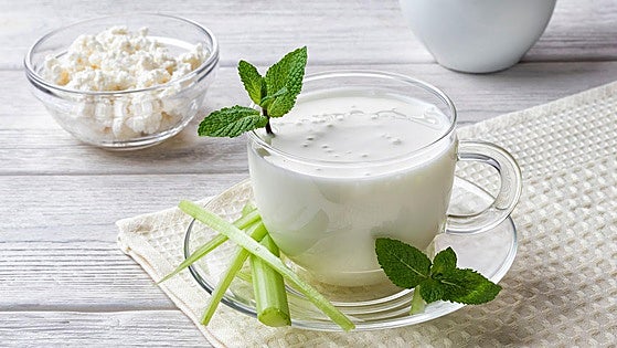 Kéfir, el lácteo de moda: ¿es mejor que el yogur? ¿cuánto puedo tomar?