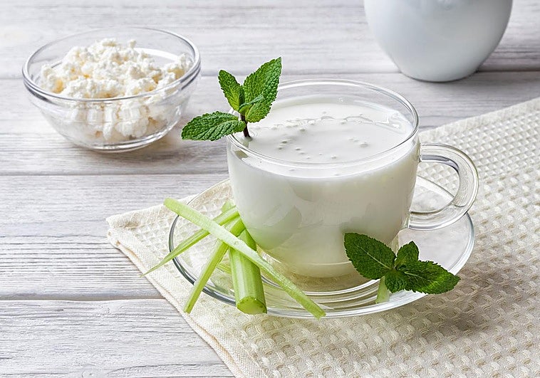 Kéfir, el lácteo de moda: ¿es mejor que el yogur? ¿cuánto puedo tomar?
