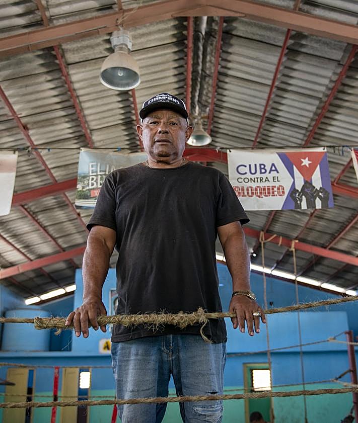 Imagen secundaria 2 - Abelardo Guerra en la escuela de boxeo.