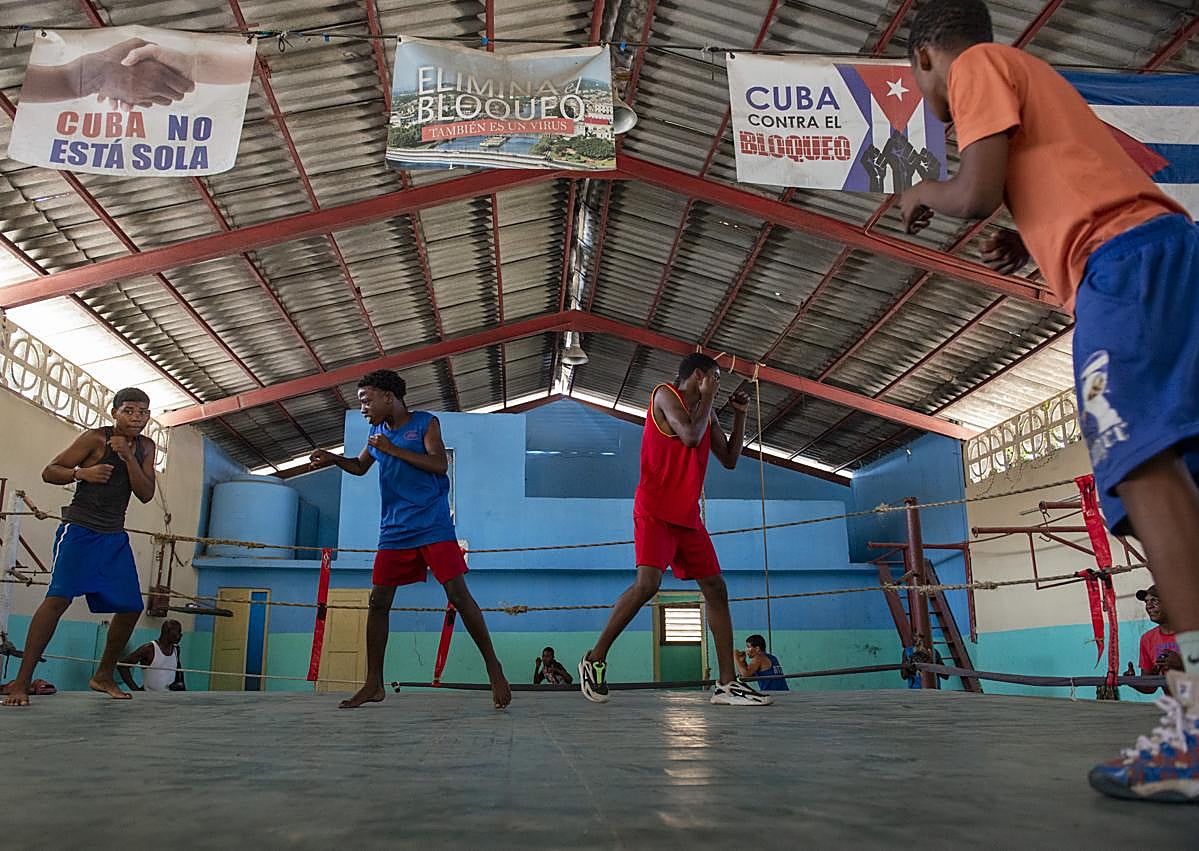 Imagen secundaria 1 - Abelardo Guerra en la escuela de boxeo.