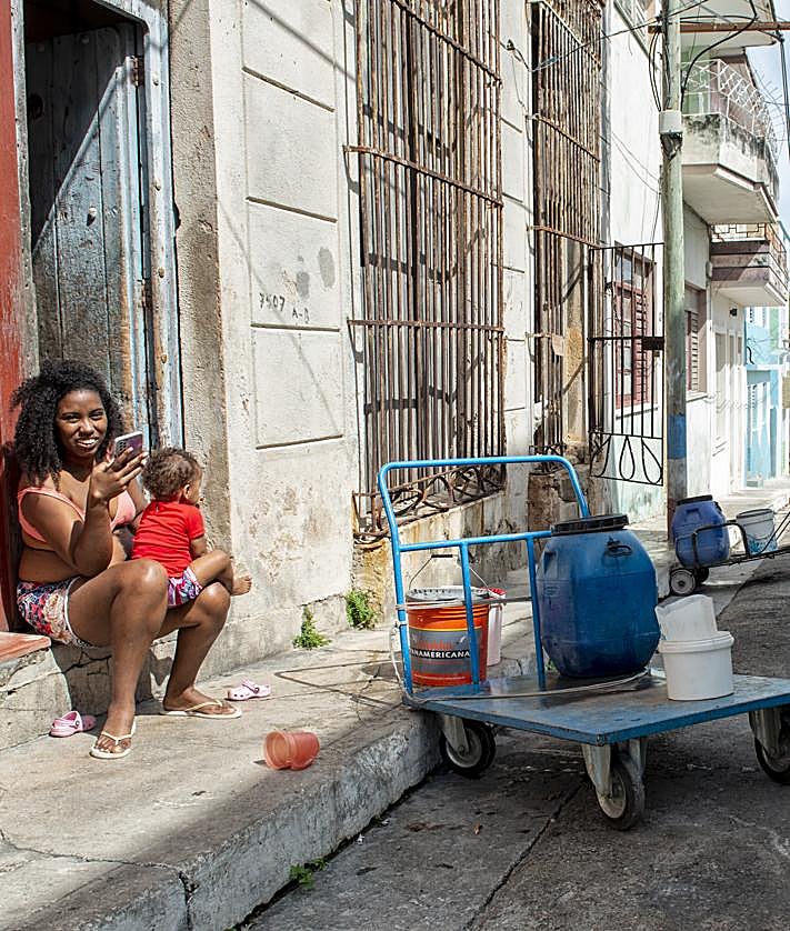 Imagen secundaria 2 - Muchos se ven obligados a buscar agua en el subsuelo.