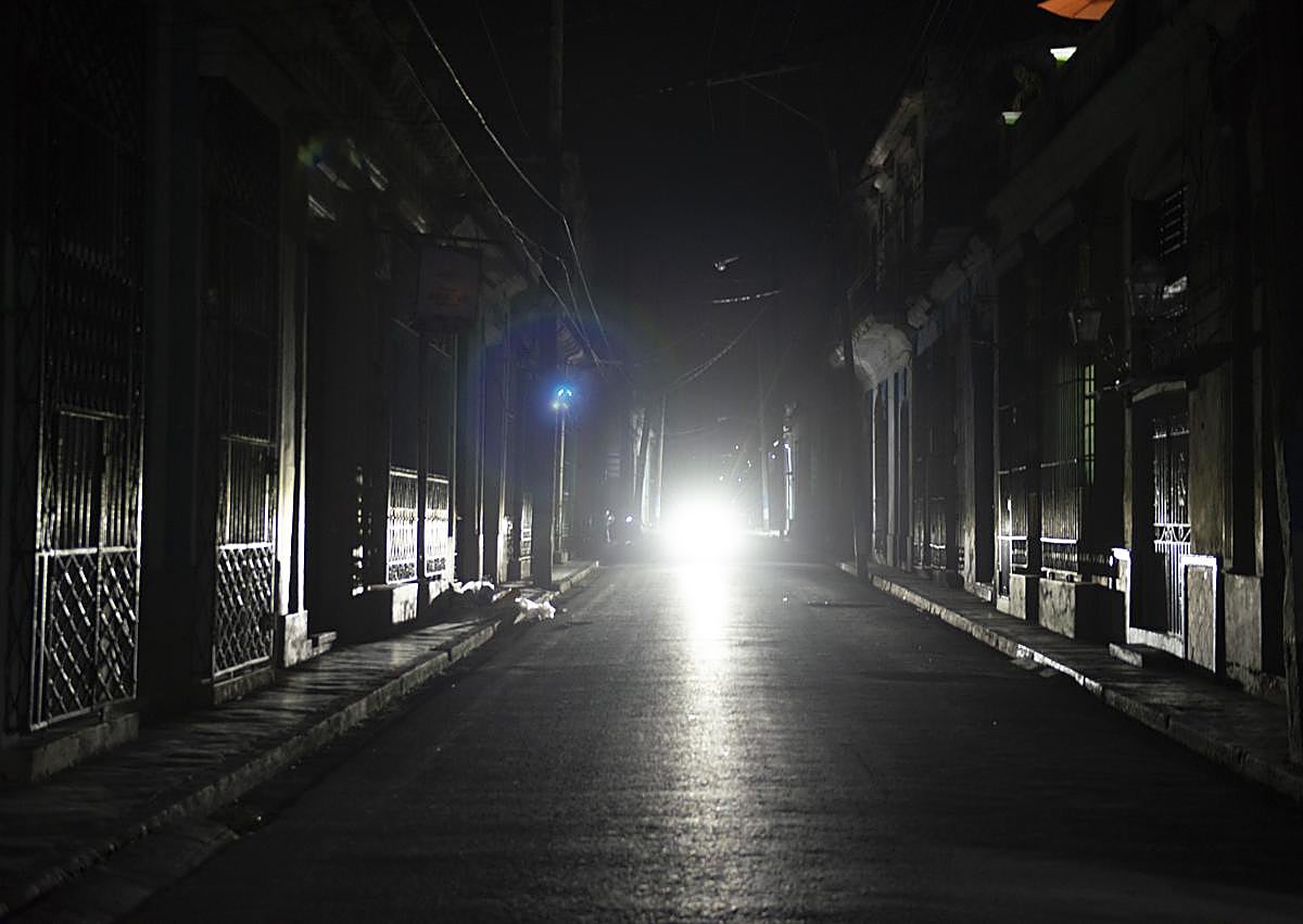 Imagen secundaria 1 - Con la oscuridad llega también la delincuencia y el vandalismo.