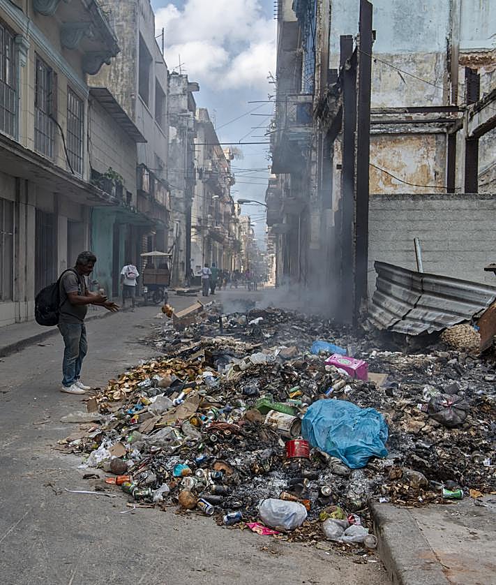 Imagen secundaria 2 - Los cubanos conviven con montañas de basura, a las que a menudo pegan fuego. El Gobierno usa presos para retirarla allí donde llega el combustible.
