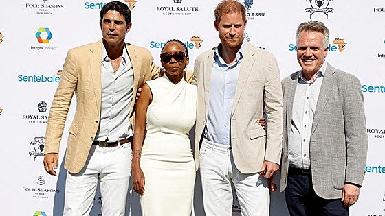 Los duques de Sussex en la fiesta del CEO de Netflix mientras Harry enfrenta una demanda por difamación