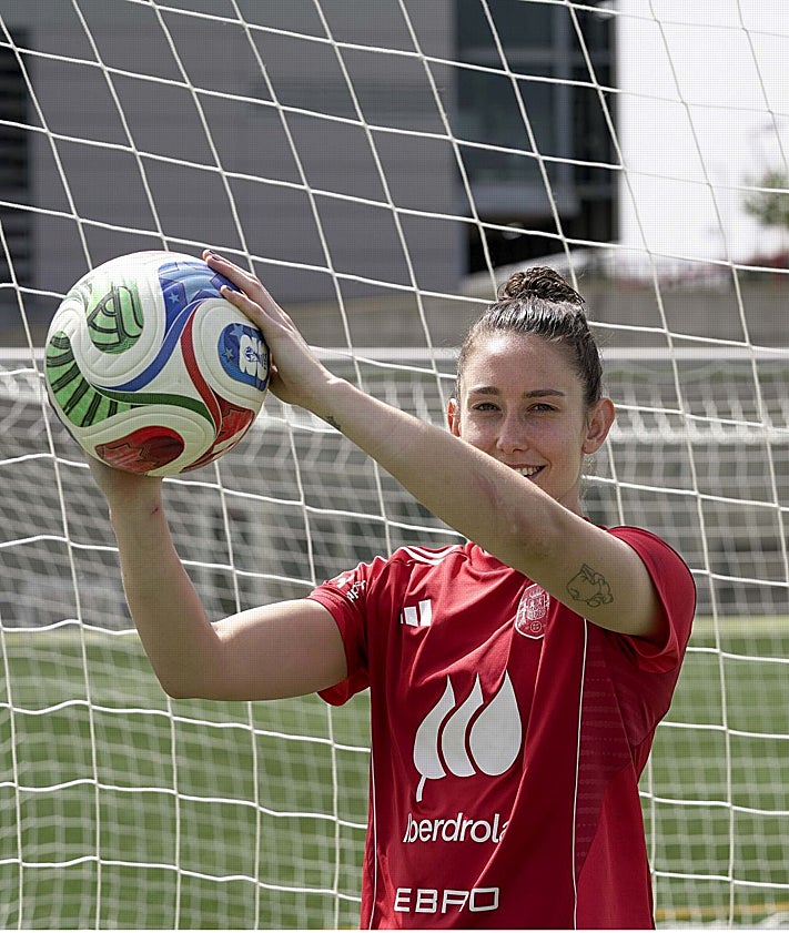 Imagen secundaria 2 - Adriana Nanclares, tras un entrenamiento con la selección española.
