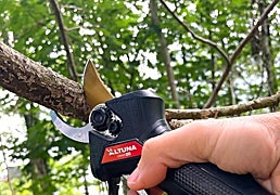 Estas tijeras de podar eléctricas son perfectas para el cuidado diario de tu jardín