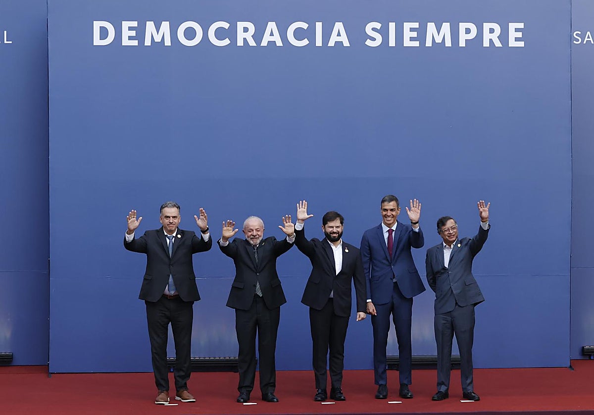 Sánchez, junto a Boric, Lula, Petro y Orsi en la II Cumbre En Defensa de la Democracia, que tuvo lugar en Chile en julio de 2023.