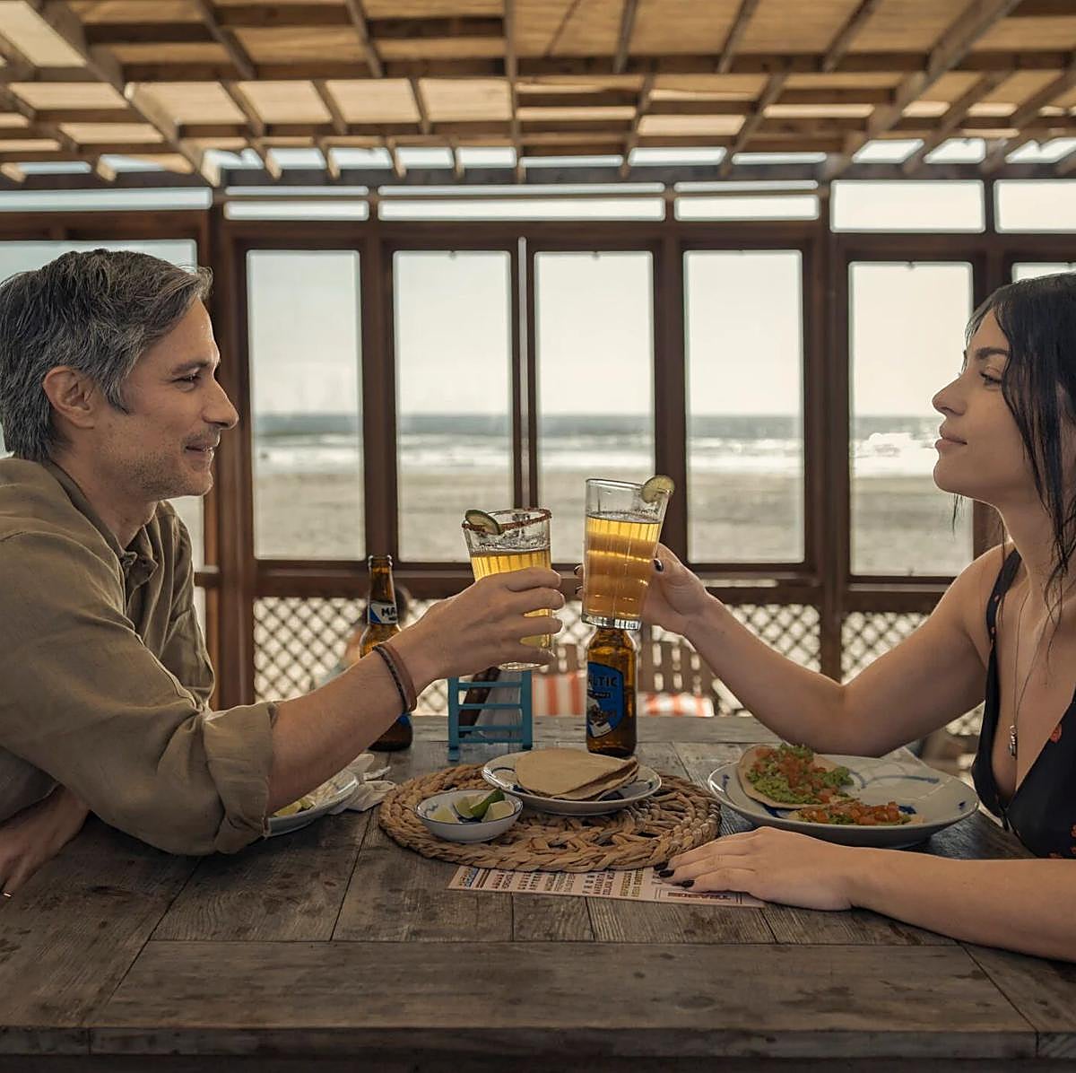 Gael García Bernal y Paulina Dávila en 'Santita'.
