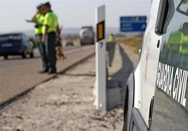 Roba un coche, se queda sin combustible en la autovía en Málaga y muere arrollado por un camión