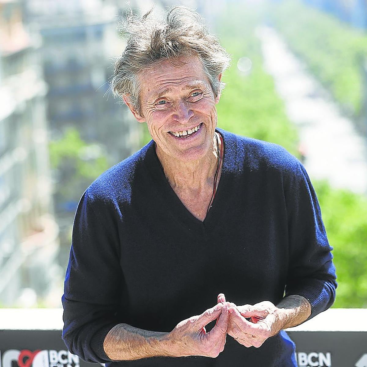 El actor Willem Dafoe posa en la azotea del hotel Casa Fuster con el Paseo de Gràcia a sus espaldas.