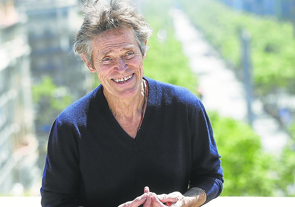 El actor Willem Dafoe posa en la azotea del hotel Casa Fuster con el Paseo de Gràcia a sus espaldas.