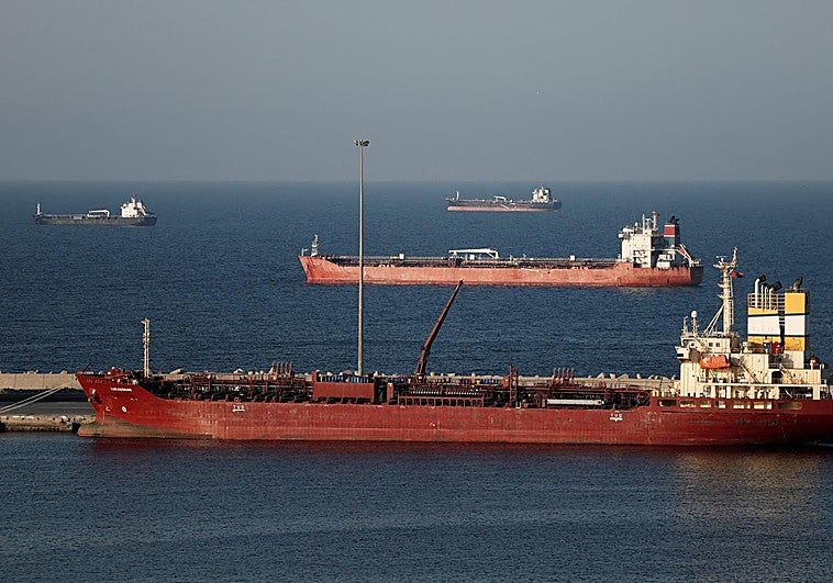 Irán abre «completamente» Ormuz mientras dure el alto el fuego y el precio del petróleo baja de inmediato