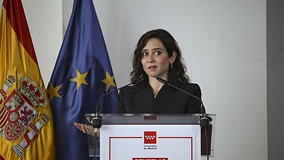 Ayuso pone en duda la legalidad del pacto en Extremadura al considerar que excluye a personas con derechos