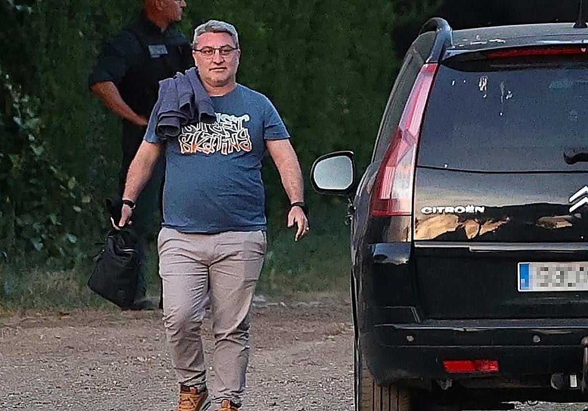 Óscar Sanz, investigado por la muerte de Esther López, sale de su antiguo chalé tras once horas de registros.