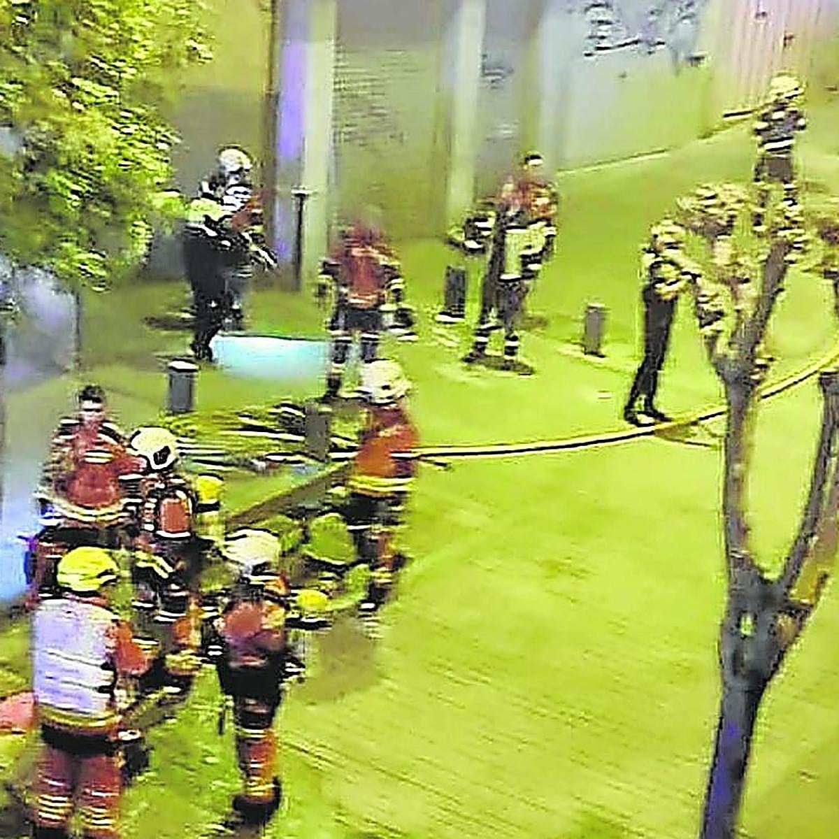 Bomberos y policías locales, tras sofocar el incendio y rescatar a la víctima en Ollerías Altas.