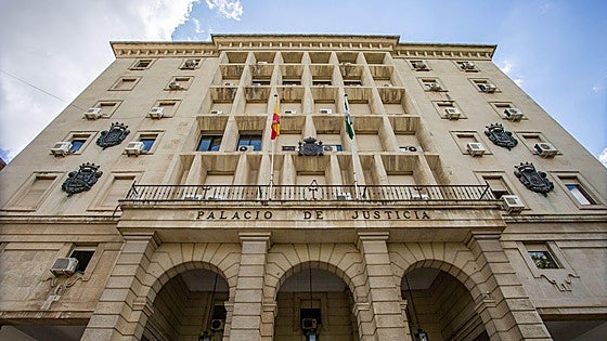 Condenan a hasta quince años de prisión a tres hombres por violar en grupo a una menor en Sevilla