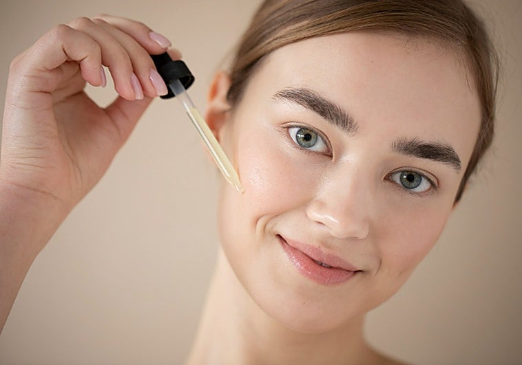 El sérum facial orgánico con vitamina C y ácido hialurónico puro que ilumina y corrige manchas