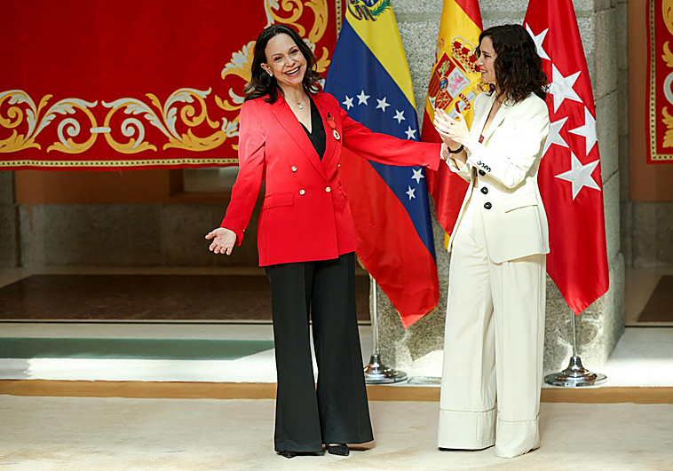 Ayuso entrega la Medalla de Oro a Machado mientras critica el «guateque» en Barcelona de Sánchez