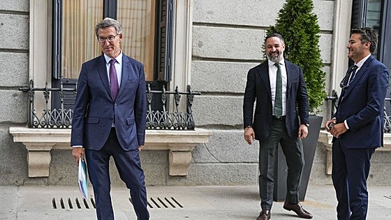 Feijóo, del pie en pared ante Vox por la inmigración a la «prioridad nacional» del pacto extremeño