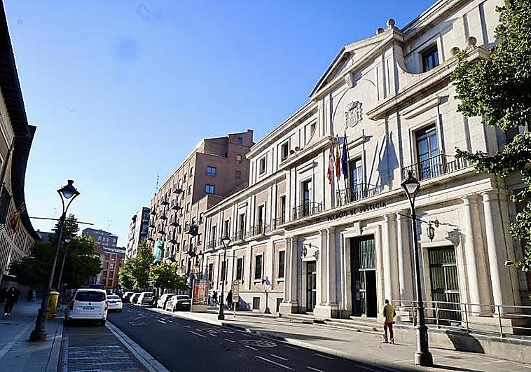 Un hombre lanza aceite hirviendo en la cara a su compañero de piso en Valladolid