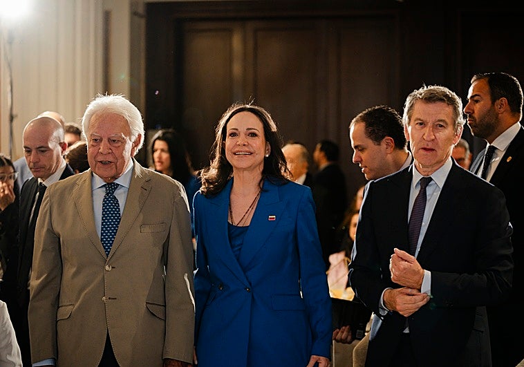 Corina Machado, arropada por Feijóo y González en Madrid entre las críticas del Gobierno