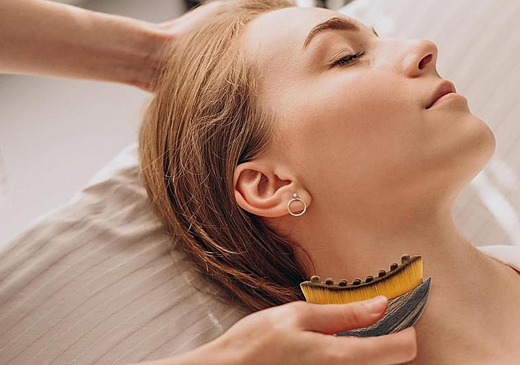 Cepillos para deshinchar la cara, la última moda 'beauty' que cuestionan las expertas en belleza