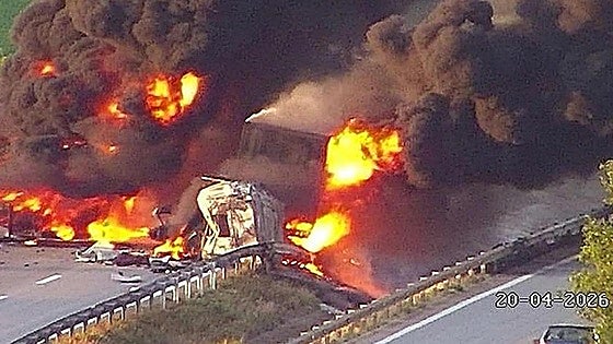 Corte total en la autovía A-3 en Honrubia por el incendio de un camión