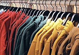 Tres sudaderas de algodón orgánico con capucha que no te vas a quitar esta primavera